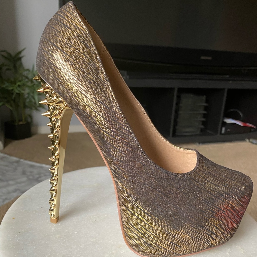 Gold spiked heels - Picture 2 of 2